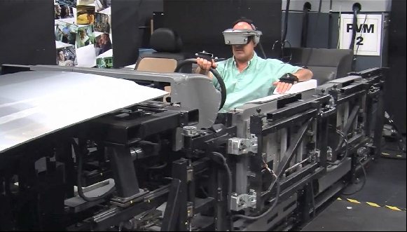 1:1实车虚拟实验室驾驶场景，人员佩戴VR设备在柔性台架上操作模拟驾驶